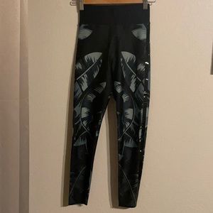 Ultracor leggings size small black w/ gray leaf tuxedo pant detail